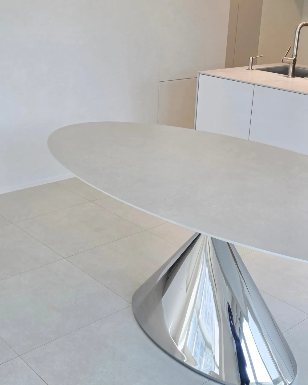 Mẫu bàn ăn mặt đá Ceramic chân chữ X độc đáo