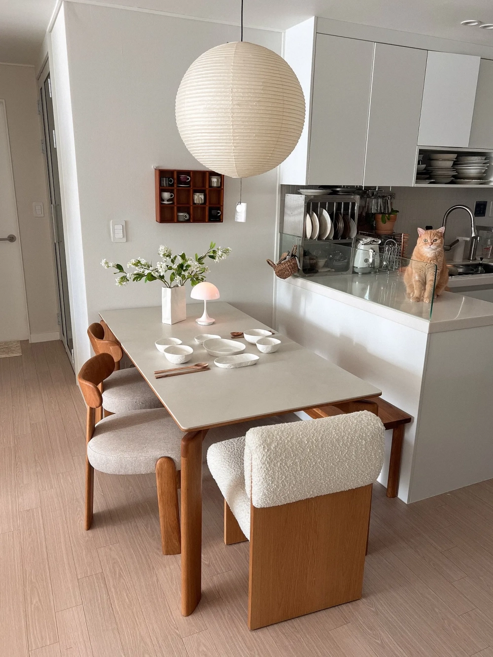 Bàn ăn mặt đá Ceramic chống trầy xước cho căn hộ chung cư