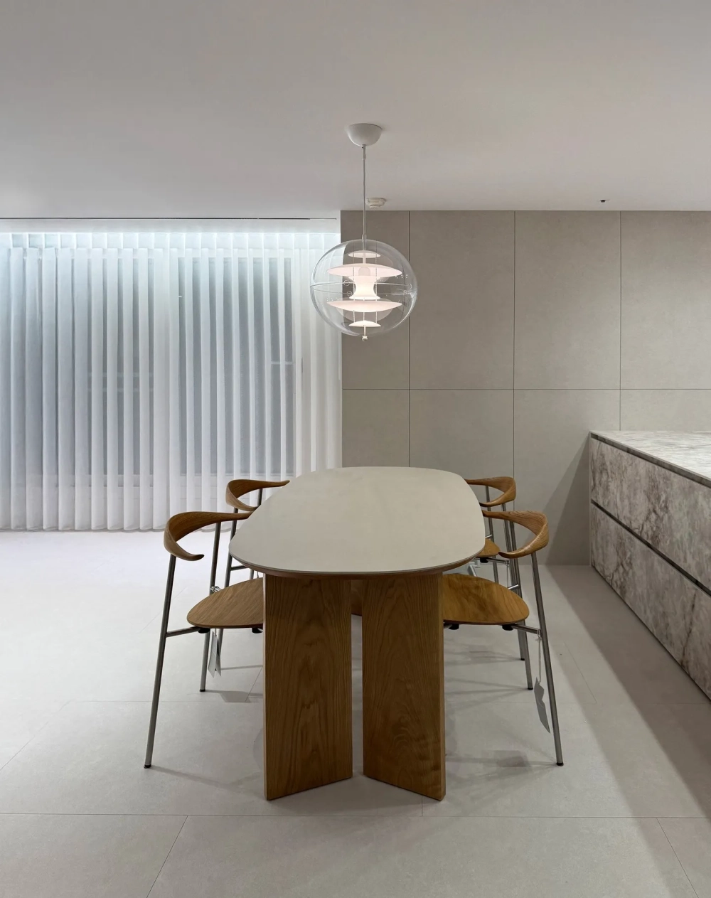 Bộ bàn ăn mặt đá Ceramic màu trắng chân mạ vàng cao cấp