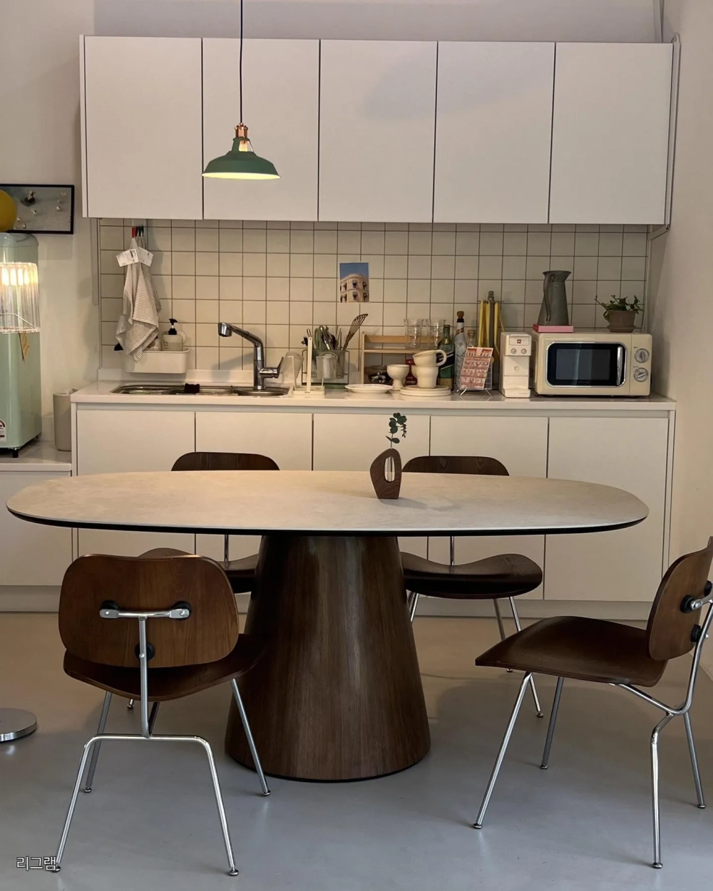 Mẫu bàn ăn mặt đá Ceramic 4 ghế nhỏ gọn cho bếp hẹp