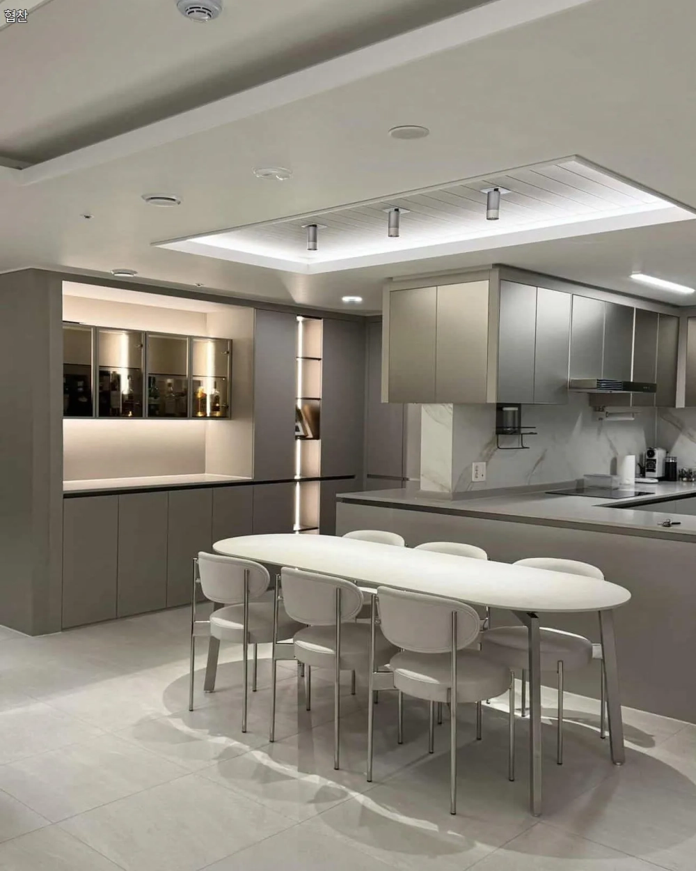 Thiết kế bàn ăn mặt đá Ceramic mở rộng linh hoạt diện tích