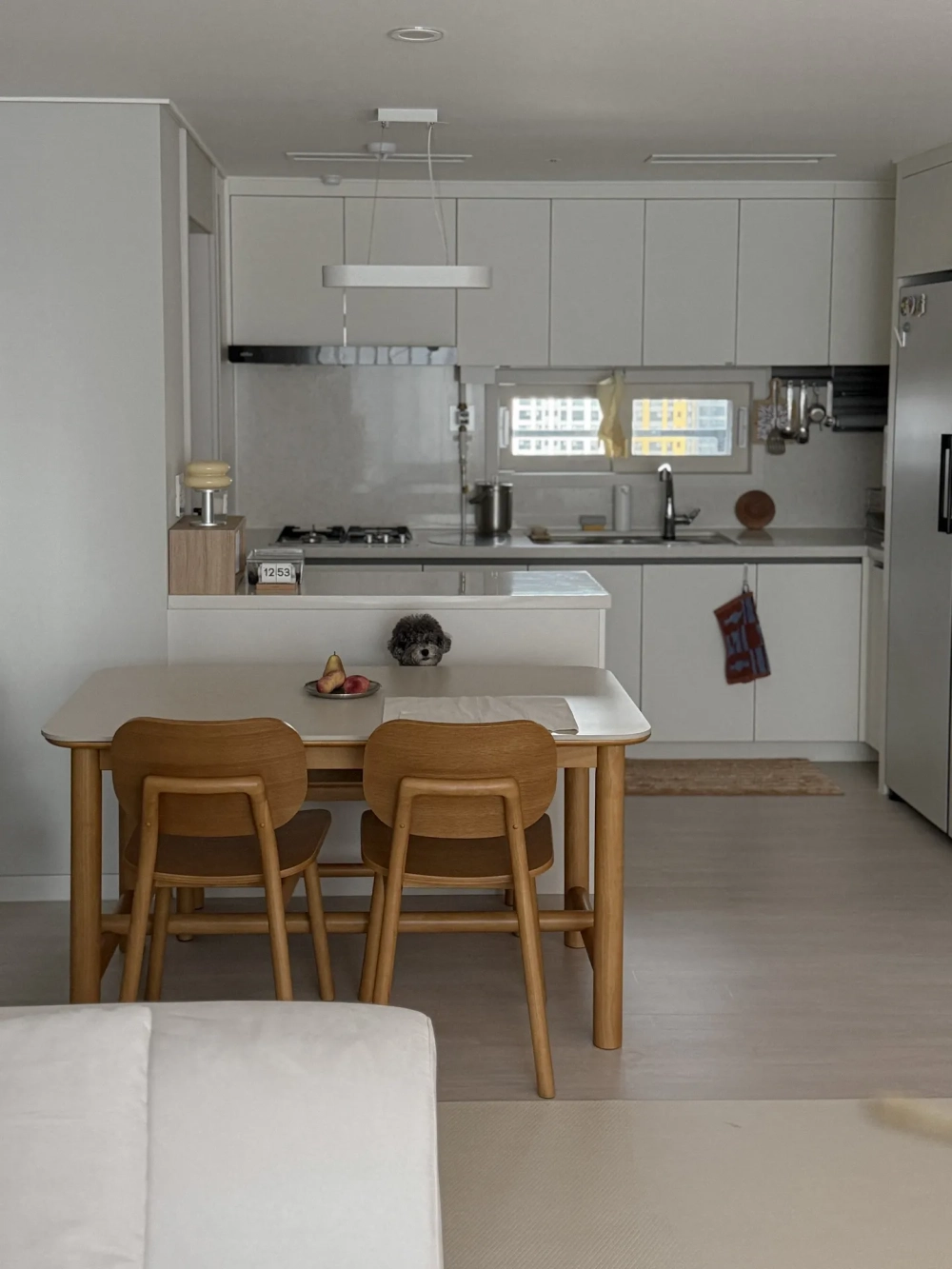 Bàn ăn mặt đá Ceramic bóng gương tạo hiệu ứng không gian rộng