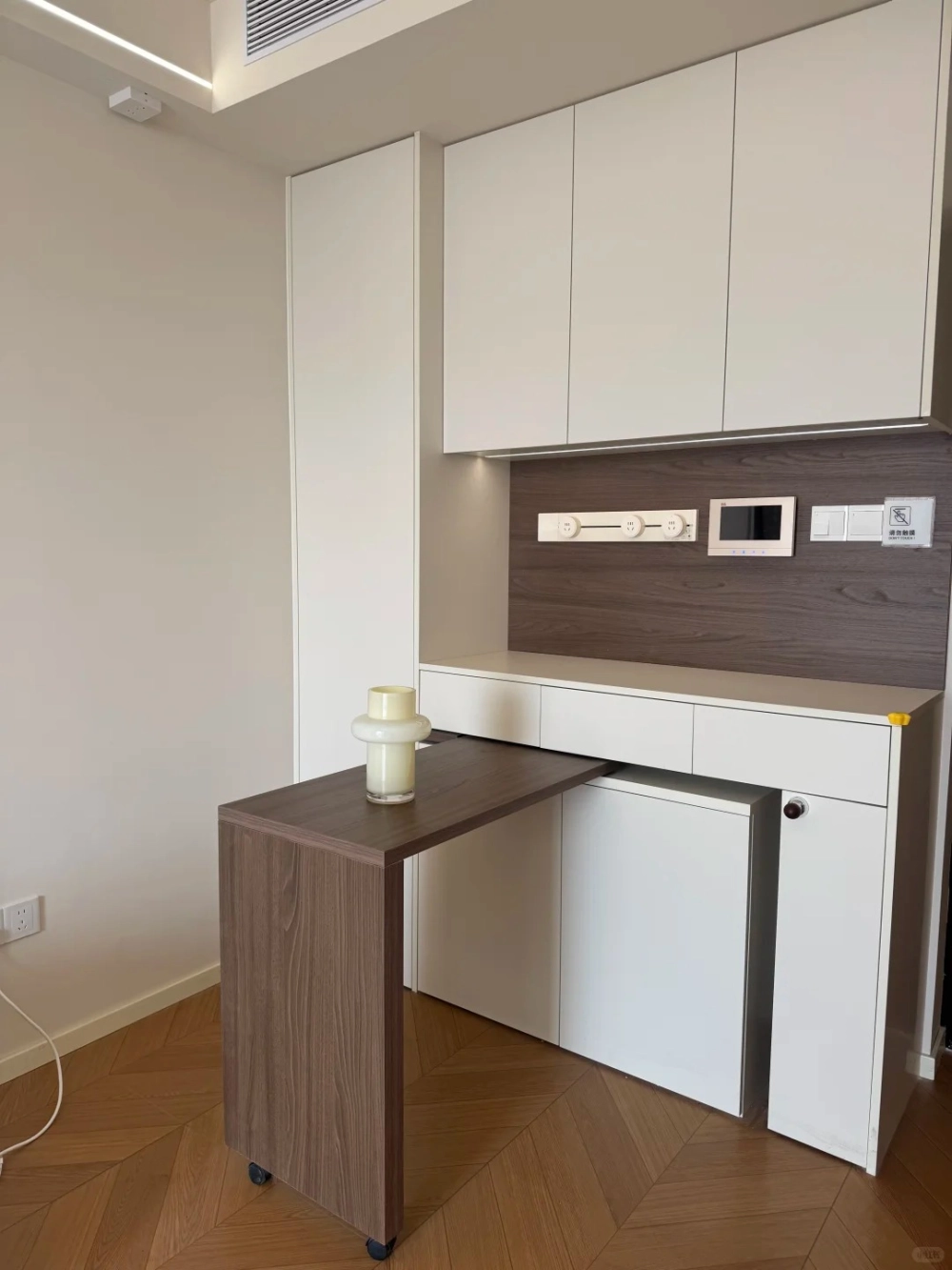 Bàn ăn mặt đá cao cấp màu xám vân mây tích hợp cơ chế mở rộng