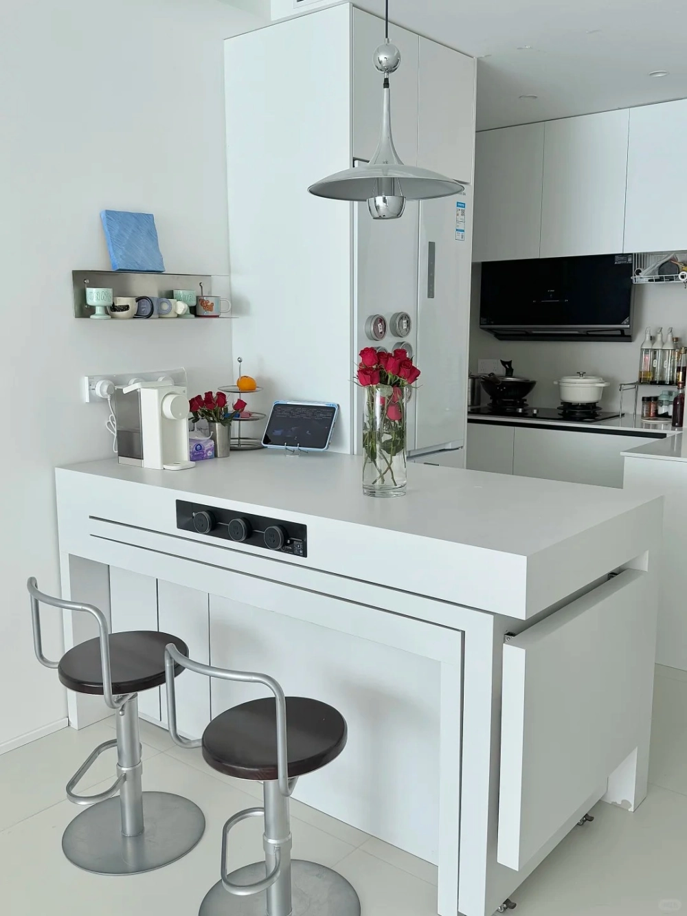 Thiết kế bàn ăn kéo dài hiện đại cho căn hộ chung cư nhỏ