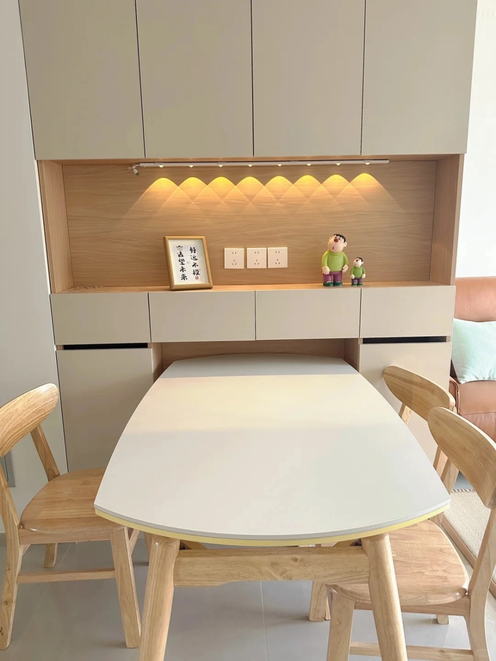 Bàn ăn tròn thông minh kéo dài thành hình oval sang trọng