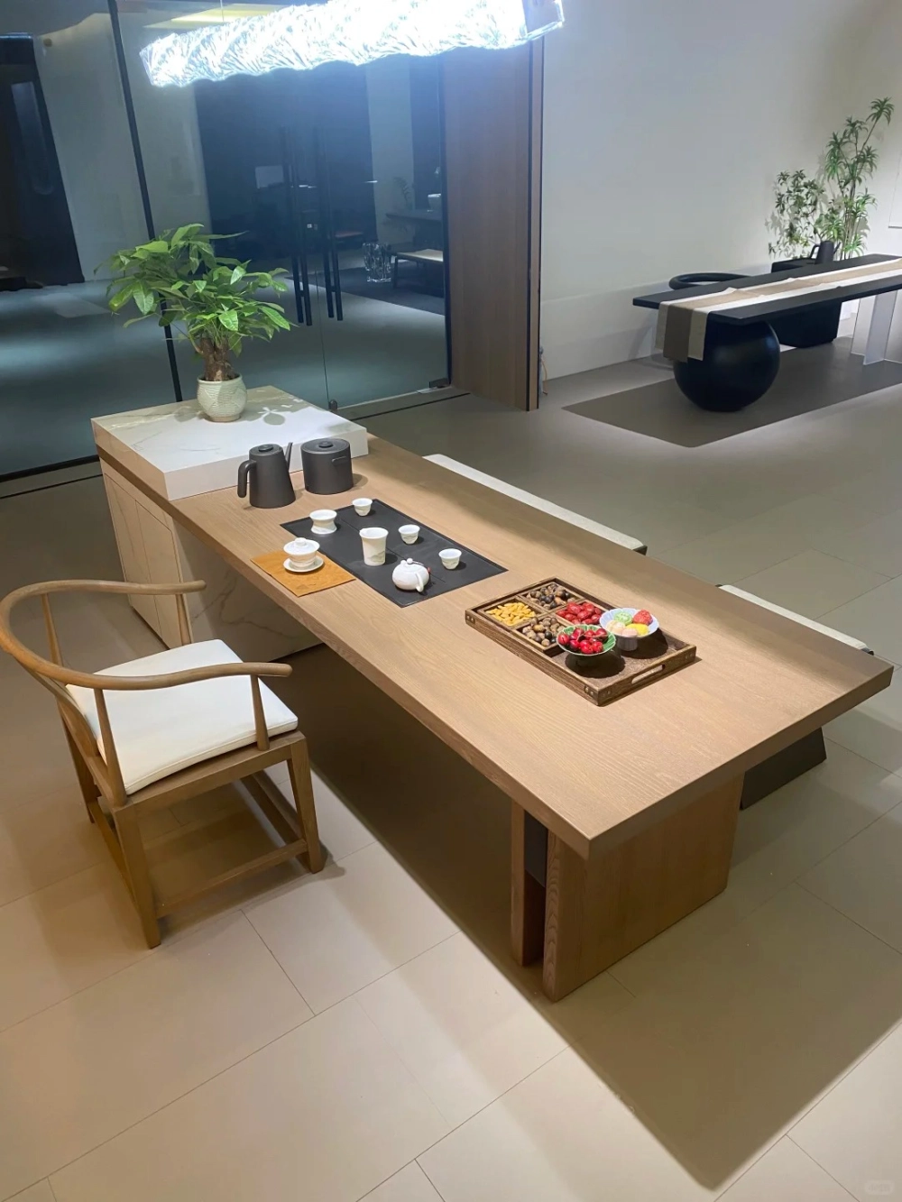 Cách lau chùi bàn đảo bếp gỗ tự nhiên bằng khăn mềm đúng cách