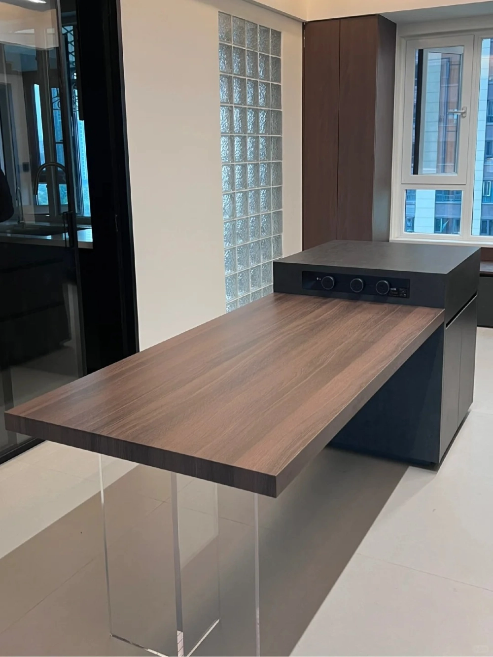 Mẫu bàn đảo bếp gỗ tự nhiên với đường vân gỗ óc chó tinh tế