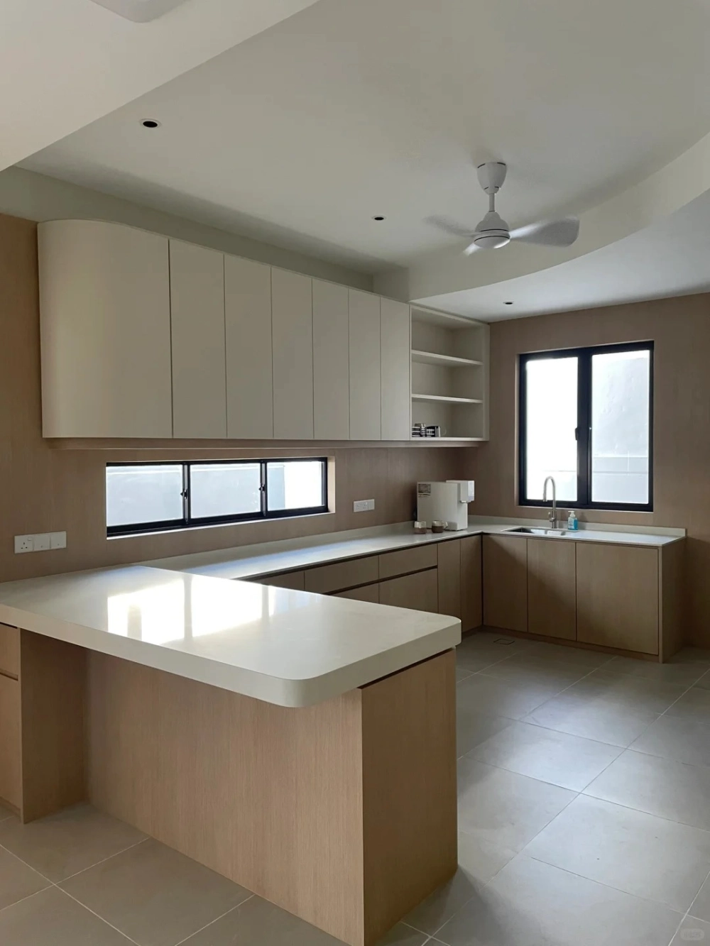 Bàn đảo bếp mặt đá tích hợp bồn rửa đa năng