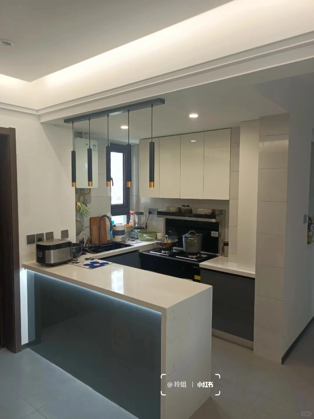 Bàn đảo bếp mặt đá kết hợp tủ gỗ sồi ấm cúng