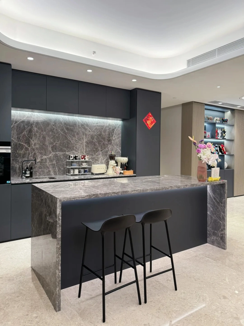 Mẫu bàn đảo bếp mặt đá dành cho căn hộ chung cư