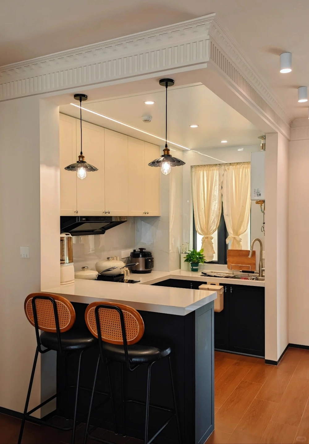 Bàn đảo bếp mặt đá Granite màu trắng xám hiện đại