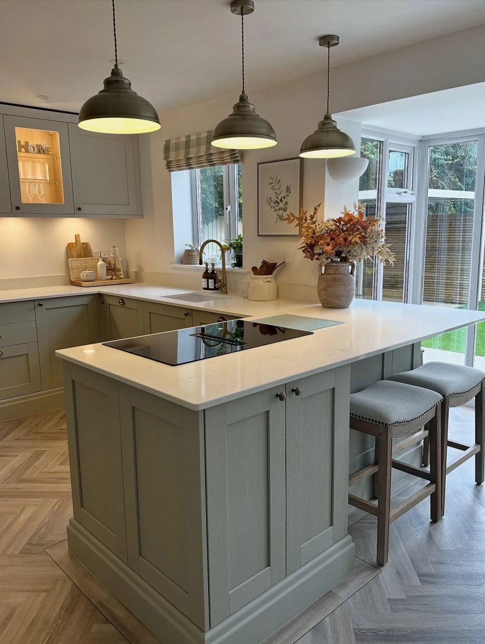 Thiết kế bếp tân cổ điển với đường nét phào chỉ tinh tế và sang trọng