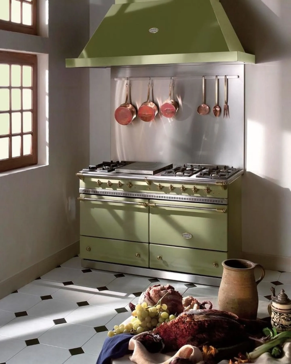 Không gian bếp tân cổ điển có cửa sổ rộng thoáng đãng