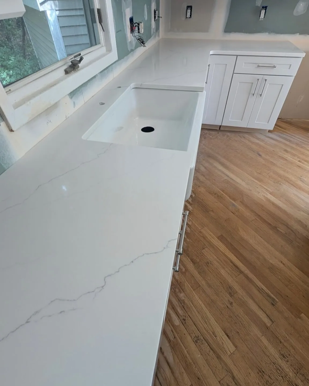 Bàn đảo bếp lát đá thạch anh nhân tạo vân mây xám