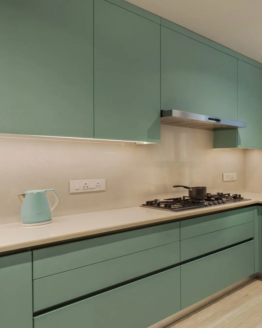 So sánh độ bóng và vân đá giữa đá bếp thạch anh và đá Granite tự nhiên