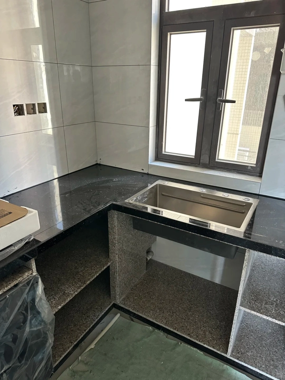 Cách vệ sinh mặt đá kim sa trung luôn sáng bóng như mới