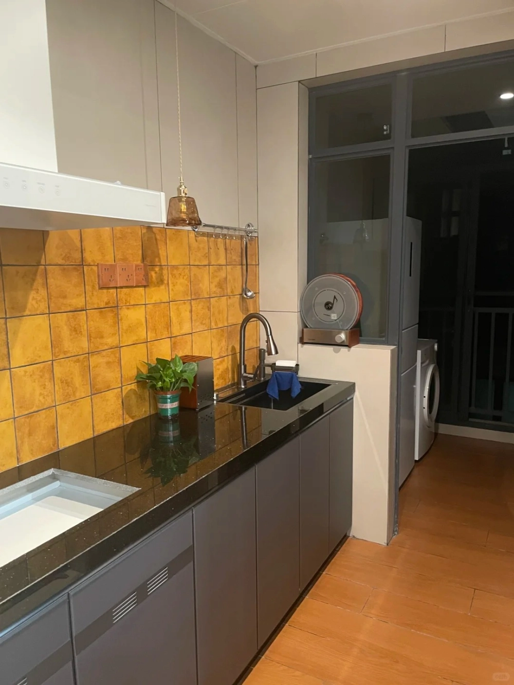 Bàn bếp lát đá kim sa trung đen tuyền sang trọng