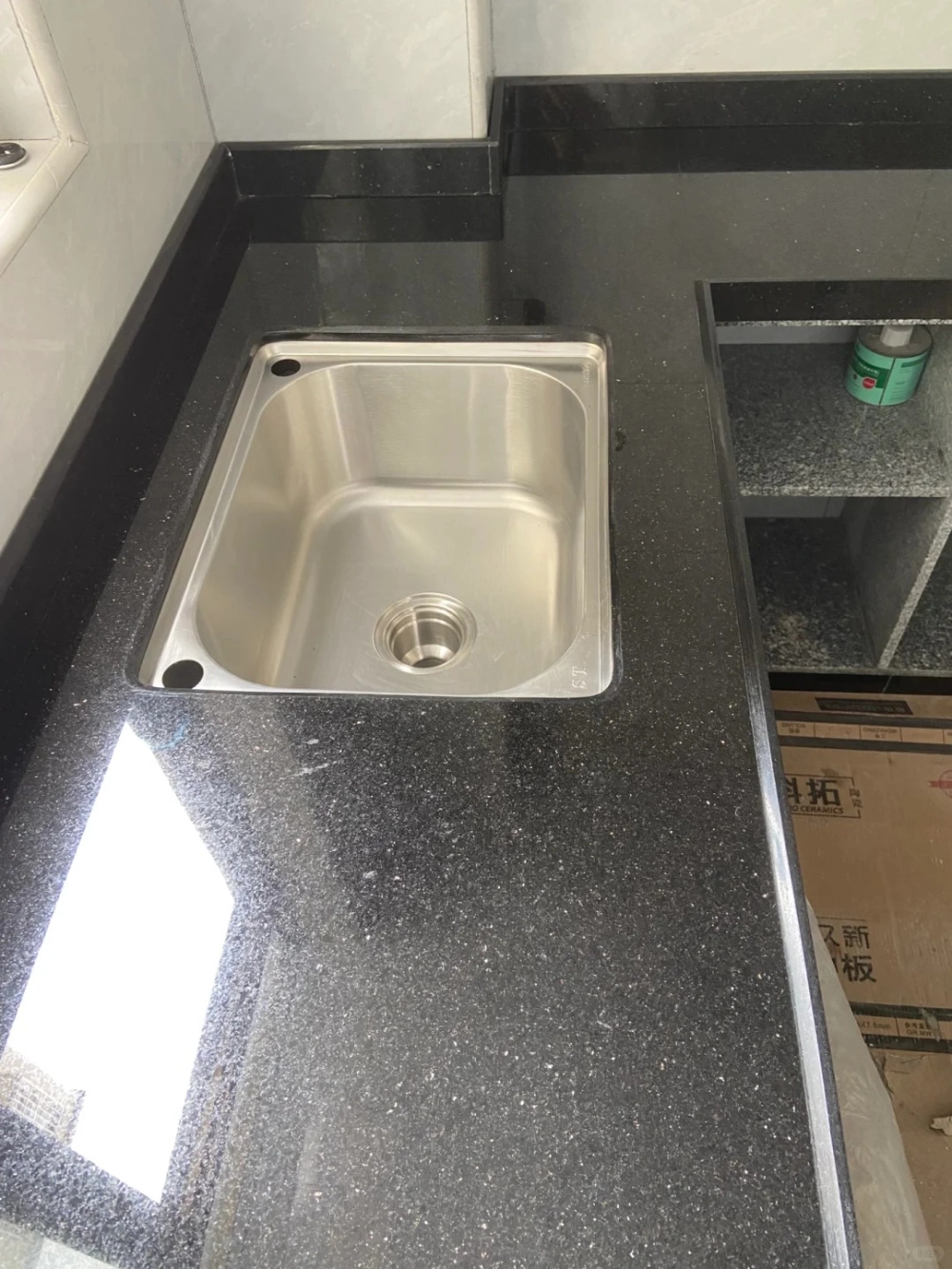 So sánh độ dày và bề mặt đá kim sa trung Ấn Độ với Trung Quốc