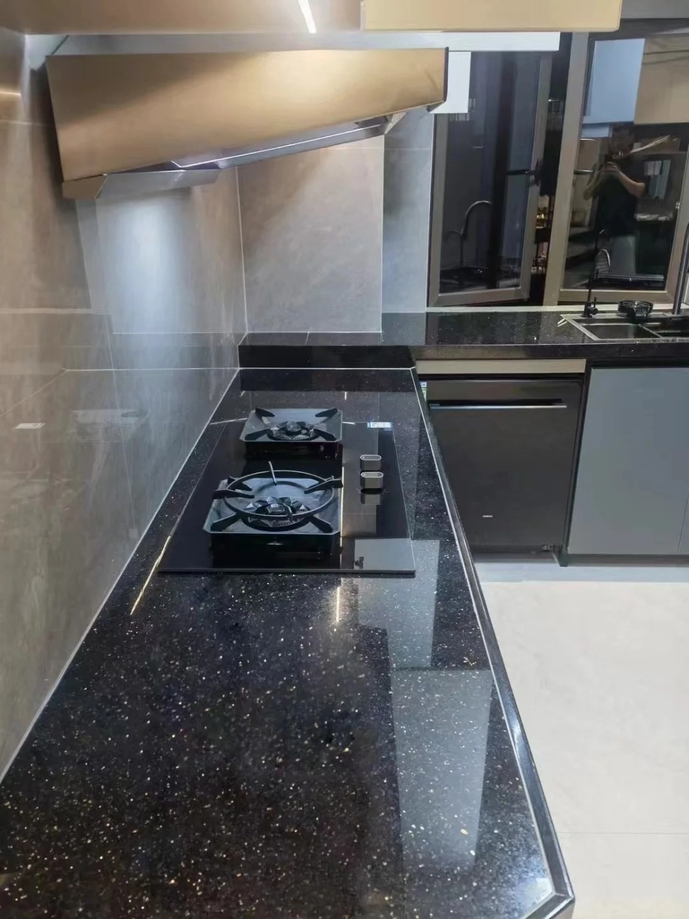 Đường cạnh đá kim sa trung được mài bo tròn tinh tế