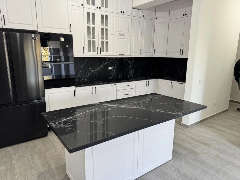 Mẫu bàn ăn ốp đá kim sa trung đồng bộ với khu bếp