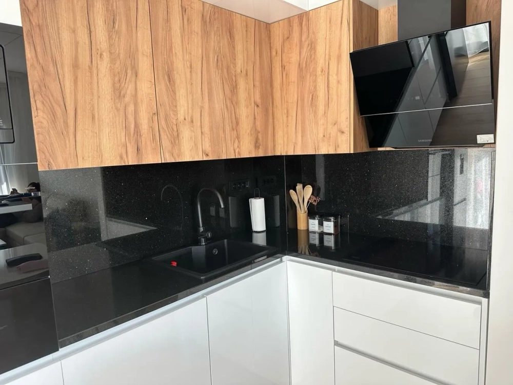 Phối hợp đá kim sa trung và kính ốp bếp màu xanh cốm