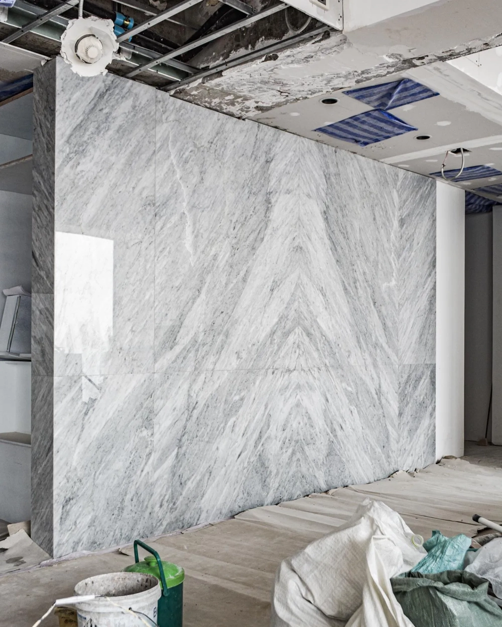 Mặt bếp đá trắng vân mây chịu nhiệt tốt cho gia đình hay nấu nướng