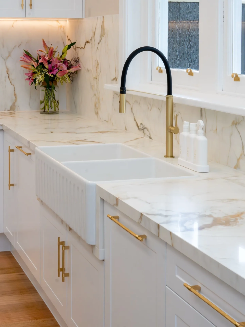 Đá trắng vân mây họa tiết nhẹ nhàng cho căn bếp tối giản