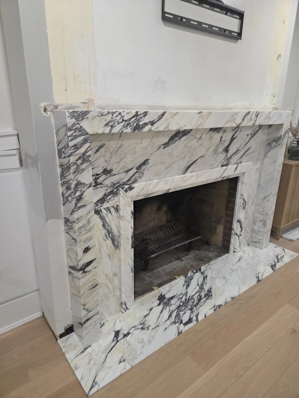 Đá trắng vân mây ốp bếp cho căn hộ chung cư cao cấp