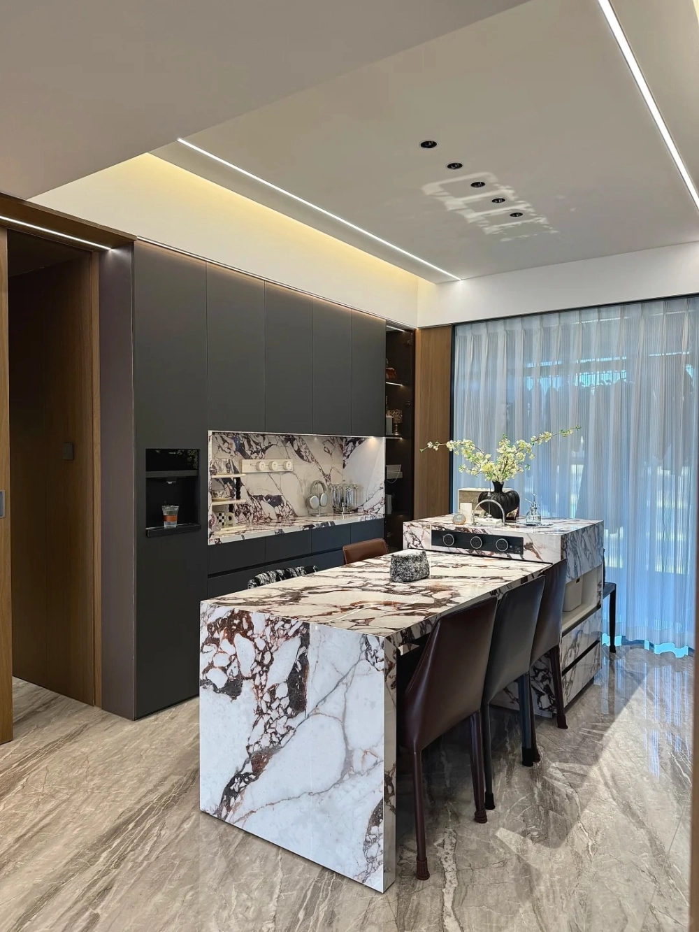 Mẫu đảo bếp quầy bar bằng đá sang trọng tích hợp tủ lưu trữ đồ dùng