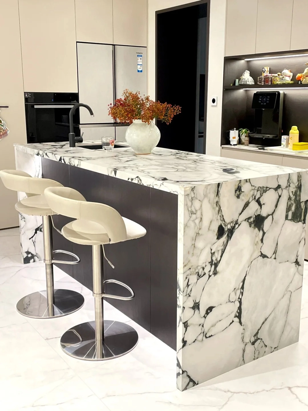 Mẫu đảo bếp quầy bar tích hợp bếp từ tiện dụng