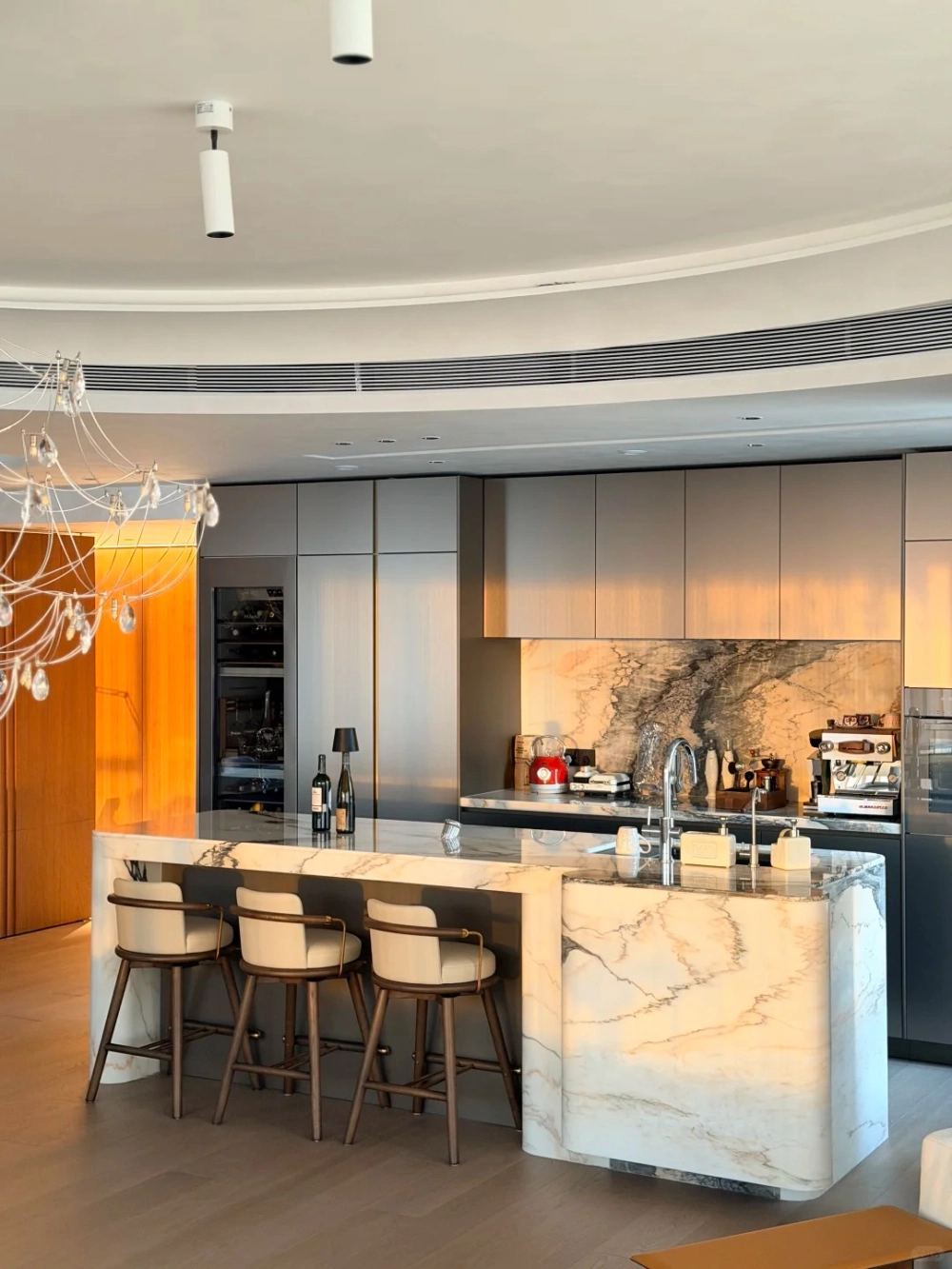 Không gian bếp mở với đảo bếp quầy bar đa năng