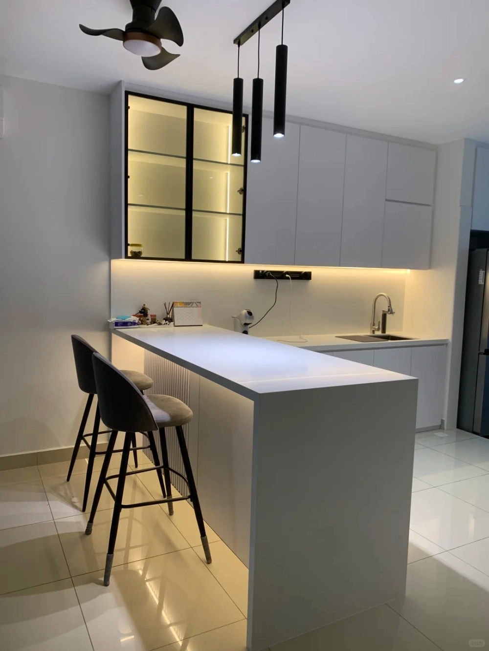 Mẫu quầy bar bếp bằng gỗ tự nhiên mộc mạc và ấm cúng