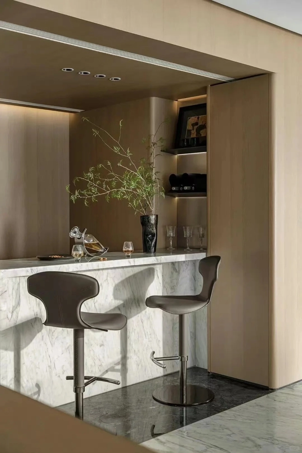 Bàn đảo bếp quầy bar mặt đá trắng vân mây tinh tế