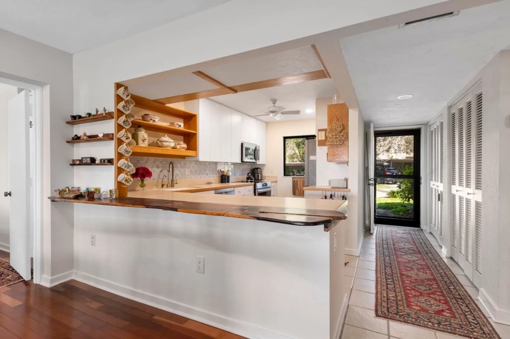 Trang trí bếp chill với đèn led dây lung linh và cây xanh nhỏ