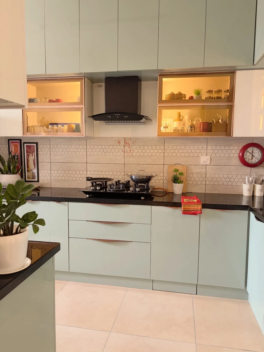 Sắp xếp hũ gia vị thủy tinh đồng bộ tạo hiệu ứng decor bếp chill