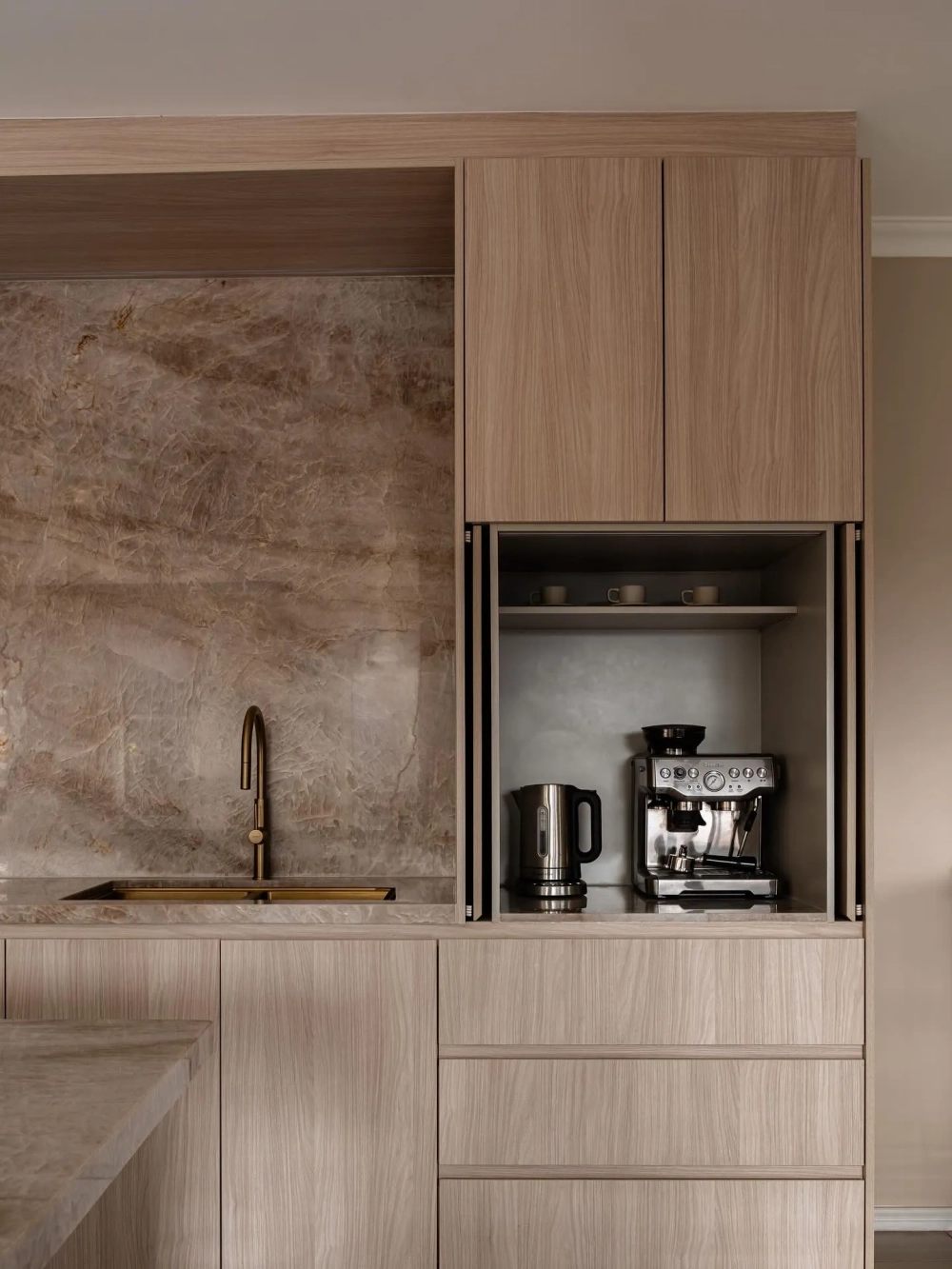 Decor bếp chill sử dụng tranh treo tường nghệ thuật và nến thơm