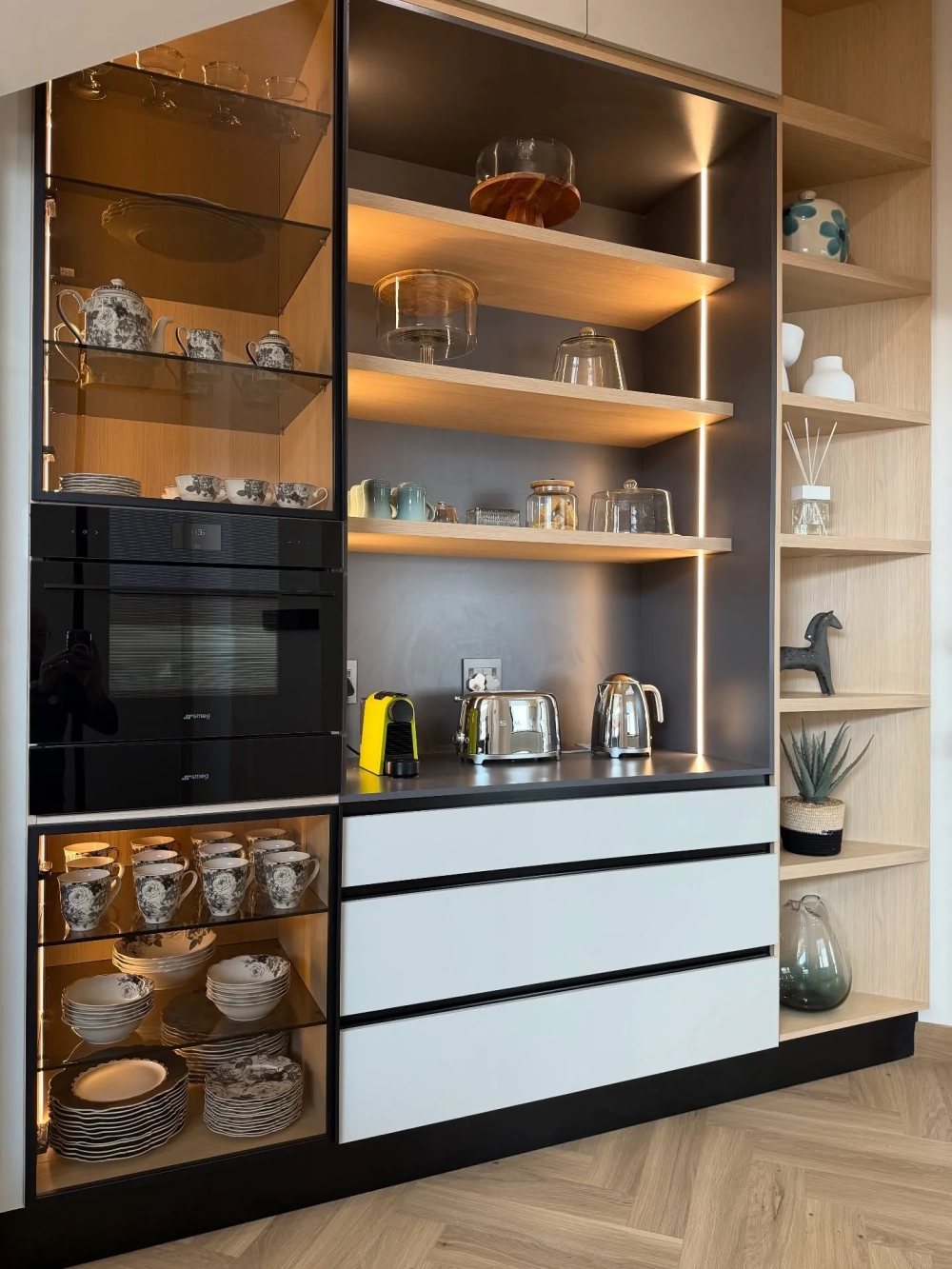 Sử dụng thảm trải sàn họa tiết thổ cẩm để decor bếp chill ấn tượng