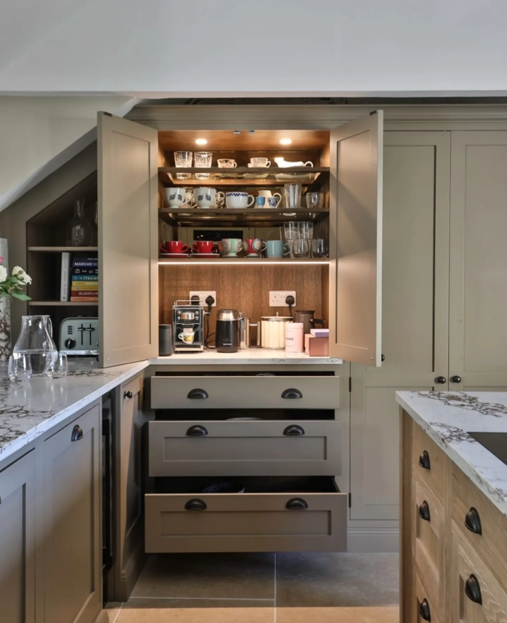 Cách sắp xếp đồ đạc khoa học khi decor bếp chill để tránh cảm giác bí bách