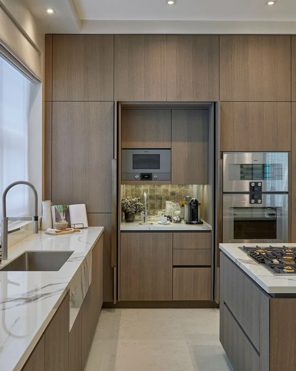 Mẫu decor bếp chill phong cách tối giản với tông màu kem ấm áp cho căn hộ nhỏ