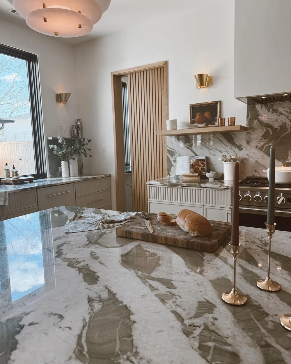 Hệ thống đèn thả trần ánh sáng vàng tạo không gian bếp chill ấm cúng