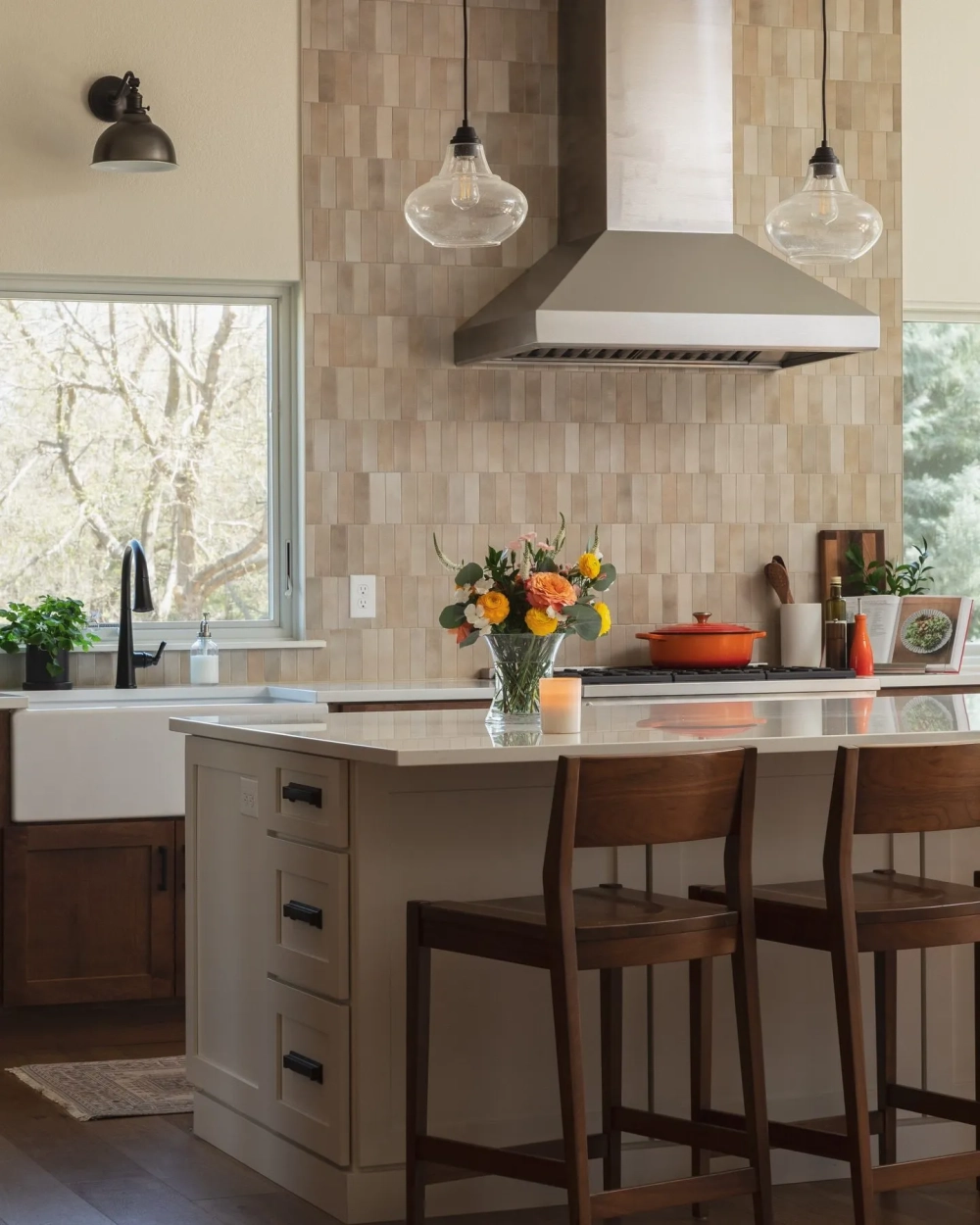 Kệ đựng rượu và ly thủy tinh được decor bếp chill sang trọng