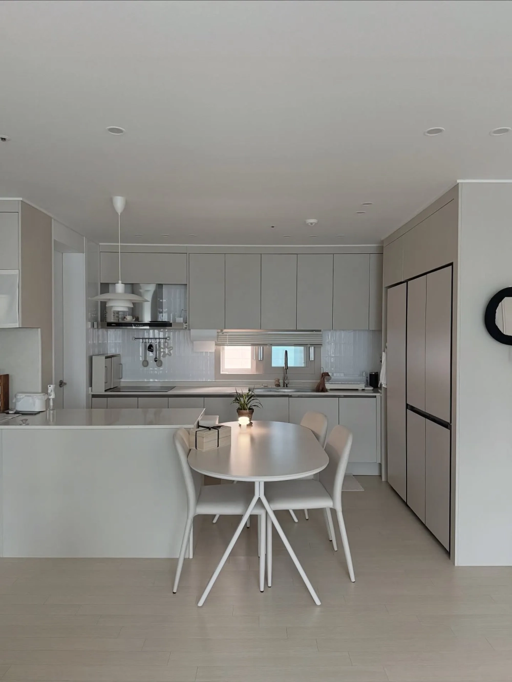 Mẫu decor nhà bếp nhỏ với mảng tường gạch thẻ trắng