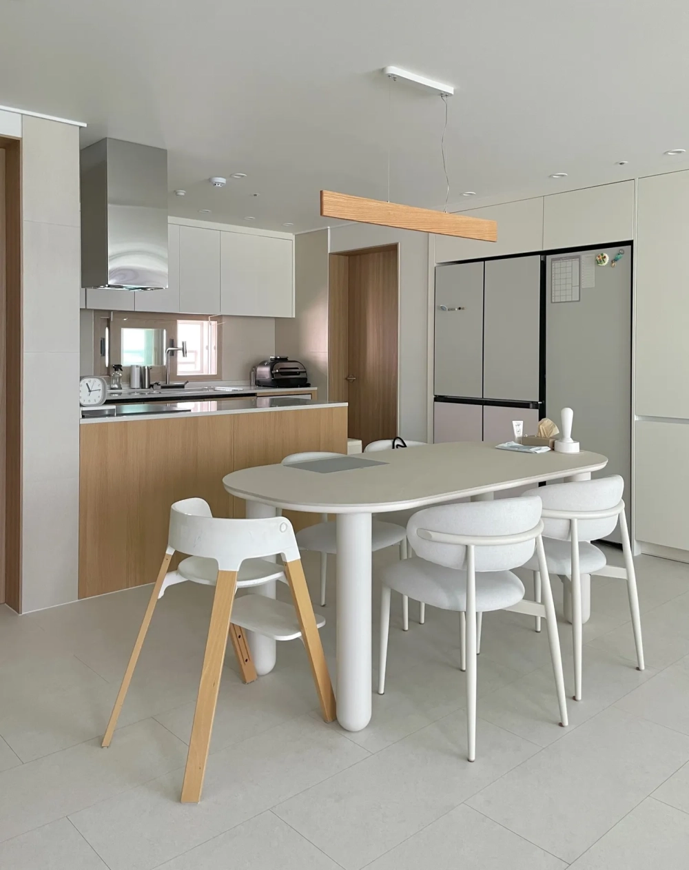 Decor nhà bếp nhỏ phong cách Scandinavian tông trắng chủ đạo