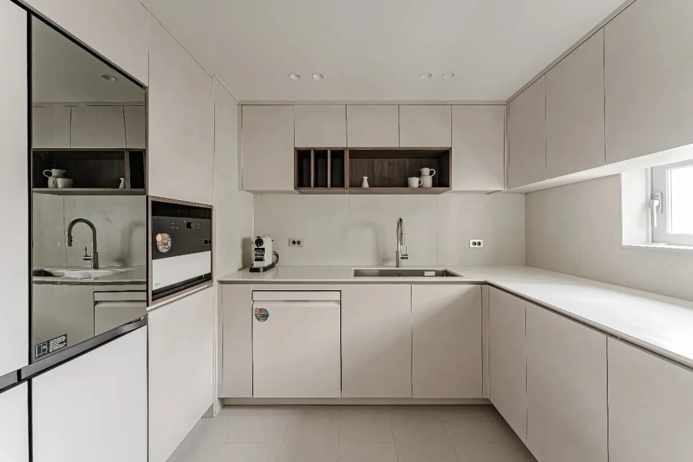 Sử dụng gạch ốp tường màu sáng để decor nhà bếp nhỏ