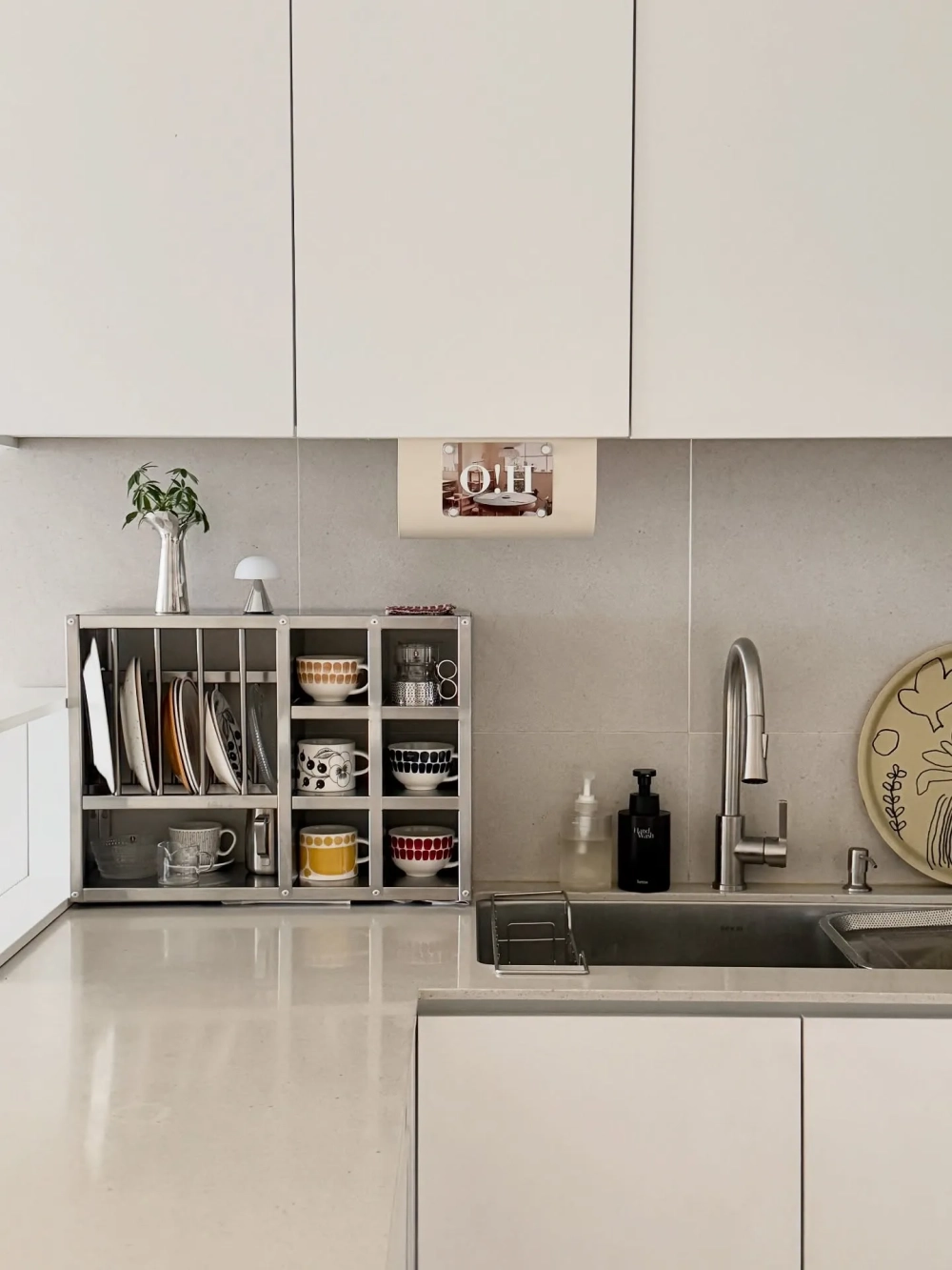 Không gian bếp mini đẹp với giá treo dụng cụ nấu nướng