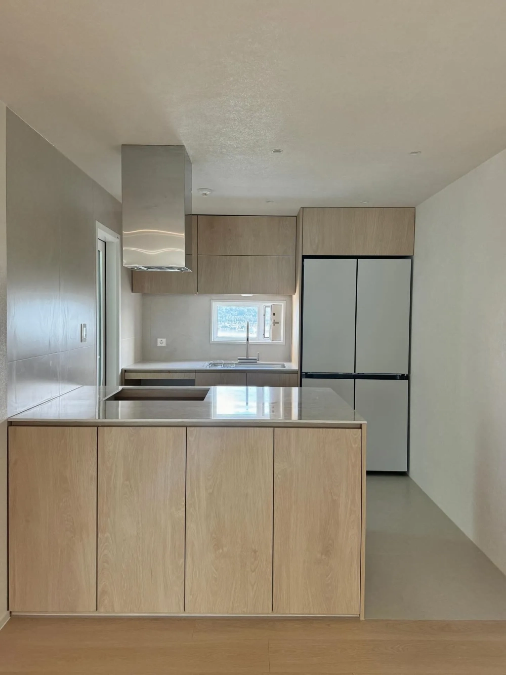 Sử dụng gương lớn tạo hiệu ứng rộng cho decor nhà bếp nhỏ