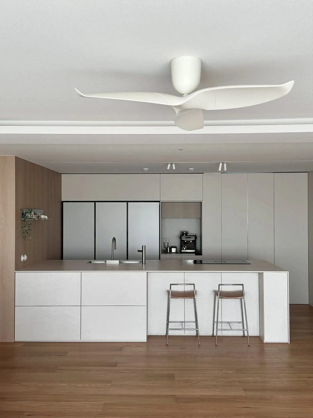 Mẫu bếp nhỏ ấm cúng với tông màu gỗ tự nhiên