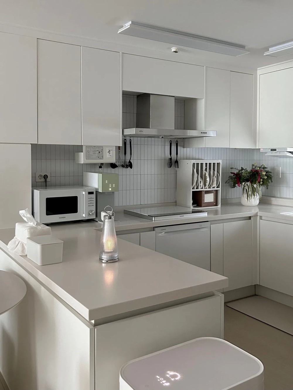 Thiết kế bếp nhỏ tiện nghi với tủ lạnh âm tường