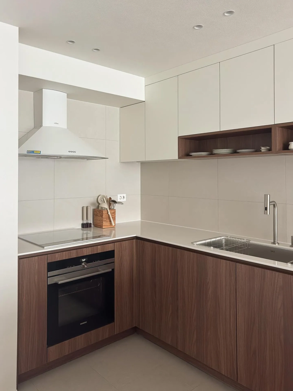 Trang trí góc bếp nhỏ với kệ gia vị xoay thông minh