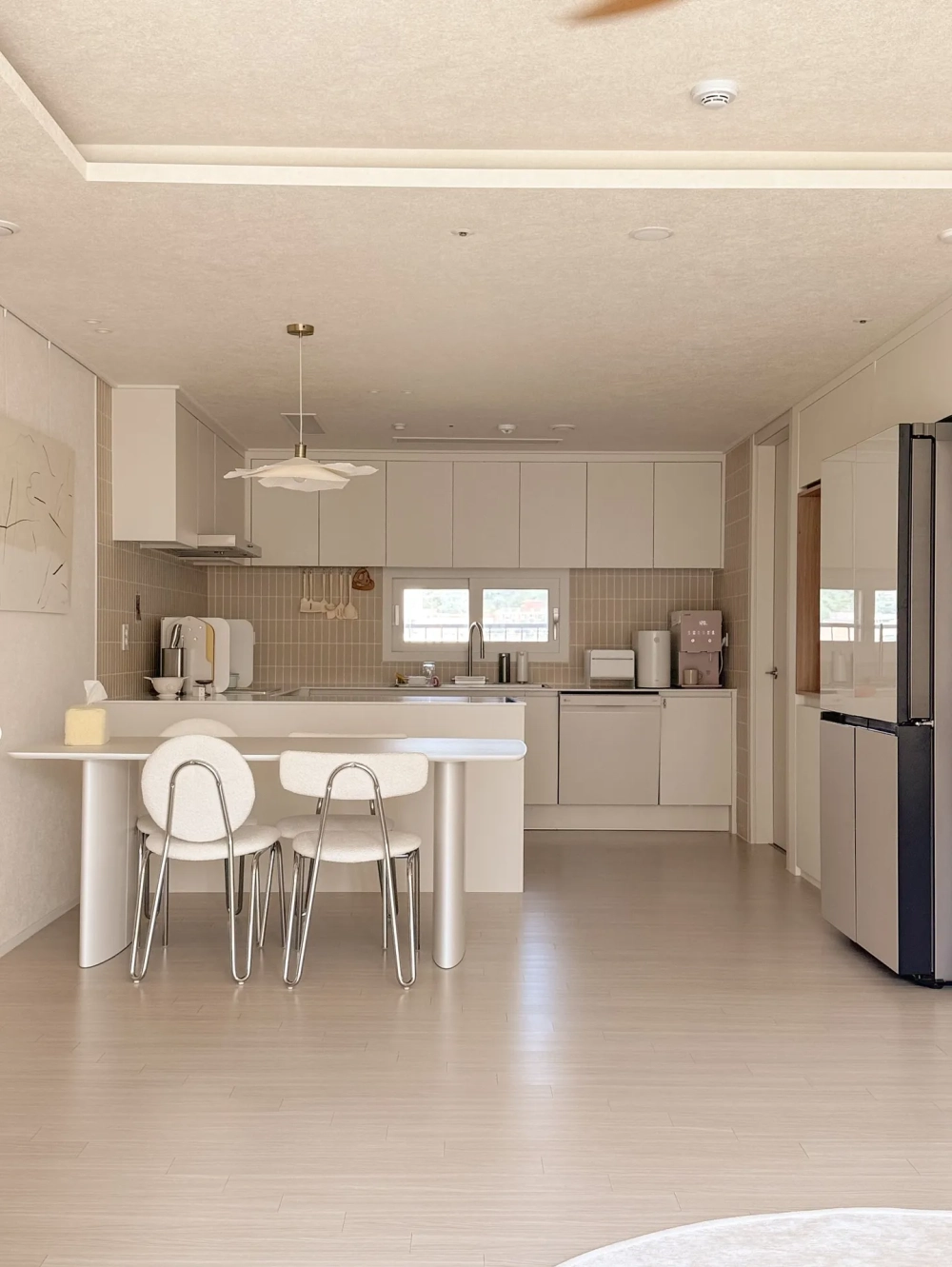 Mẫu trang trí bếp mini với kệ gỗ treo tường tinh tế